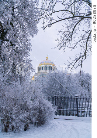 Russia. Kronstadt, January 12, 2022. View of St. Nicholas Naval Cathedral on a frosty day. 90288938