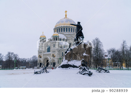 Russia. Kronstadt, January 28, 2022. View of the Naval Cathedral of St. Nicholas and the monument to Makarov on a frosty day. 90288939