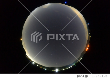 北杜市白州町、天頂に横たわる春の大曲線、左に夏の星々、右に冬の星々（上が北） 90289496