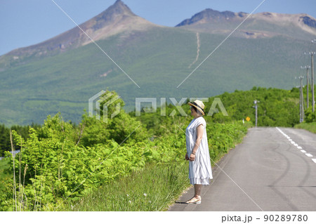 初夏の北海道七飯町城岱牧場で女性のポートレートを撮影 90289780