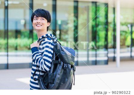 新緑の綺麗なキャンパスを歩く大学生 撮影協力「LINK FOREST」 新緑の綺麗なキャンパスを歩く大学生 撮影協力「LINK FOREST」 90290322