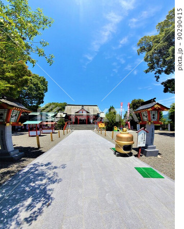 箱崎八幡神社 日本一の大鈴 新緑の頃 出水市 鹿児島県 箱崎八幡神社 日本一の大鈴 新緑の頃 出水市 鹿児島県 90290415