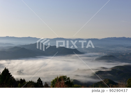 鳥見山からの宇陀盆地の雲海 鳥見山からの宇陀盆地の雲海 90290437