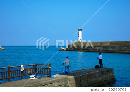 小田原港2号防波堤灯台と釣り船　小田原提灯 90290701