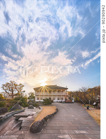 [九州・長崎] 朝日に照らされたグラバー園に立つ旧三菱第2ドックハウスの広角撮影。 90290942