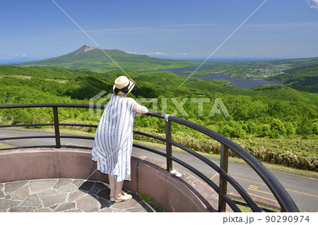 初夏の北海道北斗市きじひき高原展望台で女性のポートレートを撮影 90290974