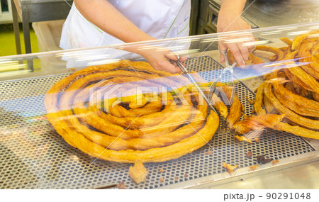 Cutting churros in a bar Cutting churros in a bar 90291048