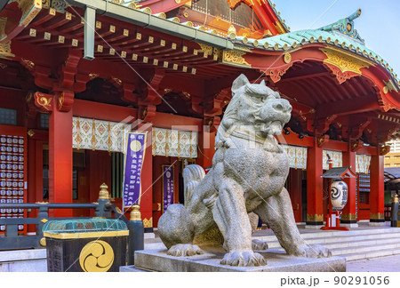 [東京・外神田] 朱色の神田明神を守る狛犬の石像。 90291056