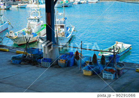 岸壁の網の束とブイ 漁船 早川漁港 岸壁の網の束とブイ 漁船 早川漁港 90291066