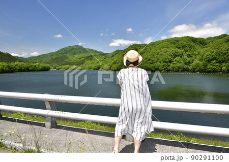 初夏の北海道北斗市上磯ダム公園で女性のポートレートを撮影 90291100