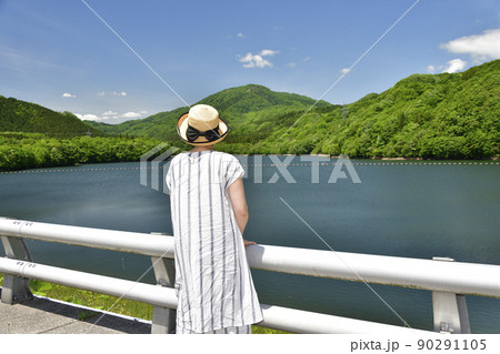 初夏の北海道北斗市上磯ダム公園で女性のポートレートを撮影 初夏の北海道北斗市上磯ダム公園で女性のポートレートを撮影 90291105