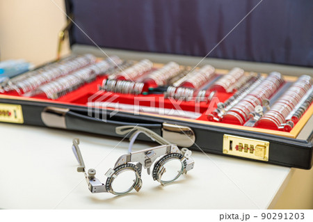 Medical suitcase with a set of lenses for vision testing. Diopter selection process Medical suitcase with a set of lenses for vision testing. Diopter selection process 90291203
