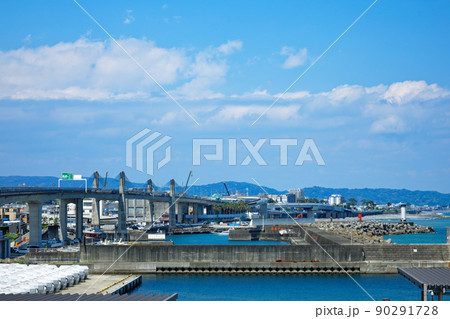 漁港の駅より小田原ブルーウェイブリッジと小田原港2号防波堤灯台を望む　小田原提灯 90291728