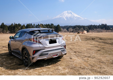 静岡県富士宮市朝霧のオートキャンプ場の芝生のフリーサイトでソロキャンプの朝 90292607