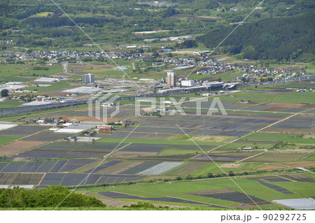 初夏の七飯町城岱牧場から田植えを終えた大野平野と新函館北斗駅の風景を撮影 初夏の七飯町城岱牧場から田植えを終えた大野平野と新函館北斗駅の風景を撮影 90292725