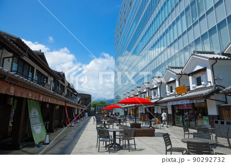 ミナカ小田原 壁面に映える小田原城 金次郎広場 ミナカ小田原 壁面に映える小田原城 金次郎広場 90292732