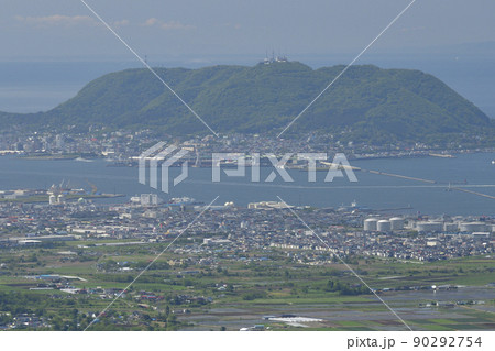 初夏の北海道七飯町城岱牧場から函館山の風景を撮影 初夏の北海道七飯町城岱牧場から函館山の風景を撮影 90292754