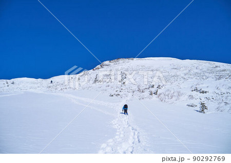 冬の群馬県利根郡 武尊山の70m直下の尾根から山頂方面の眺望 90292769