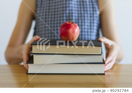 本とリンゴを持った女性の上半身2 90292784