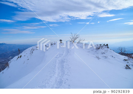 冬の群馬県利根郡 剣ヶ峰山付近から下山稜線上の祠方面を見る 90292839
