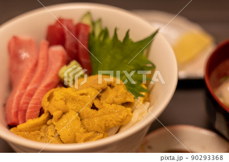 大間うにとマグロの海鮮丼（青森県） 90293368
