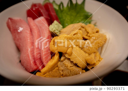 大間産うにとマグロの海鮮丼(青森県) 大間産うにとマグロの海鮮丼(青森県) 90293371