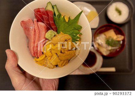 大間産うにとマグロの海鮮丼（青森県） 90293372