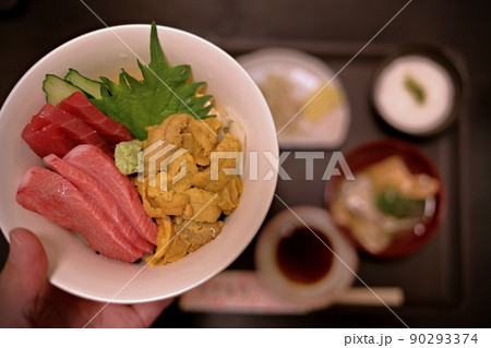 大間産うにとマグロの海鮮どんぶり（青森県） 90293374