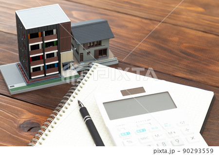 住宅模型と電卓 90293559