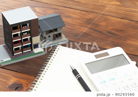 住宅模型と電卓 90293560