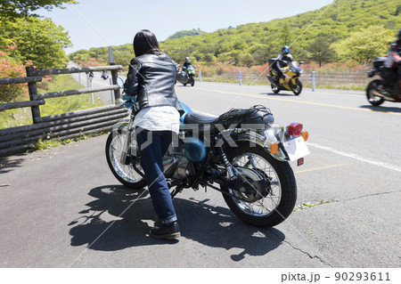 エンストをしたバイクを押す若い女性　エンスト、ガス欠イメージ　 90293611