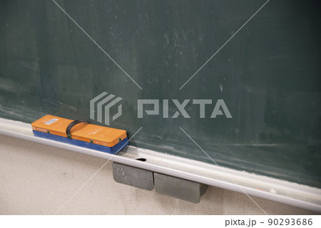 黒板の背景素材 90293686