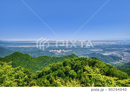 東京都　都立高尾陣場自然公園　景信山・山頂から都心方面の眺望 90294040