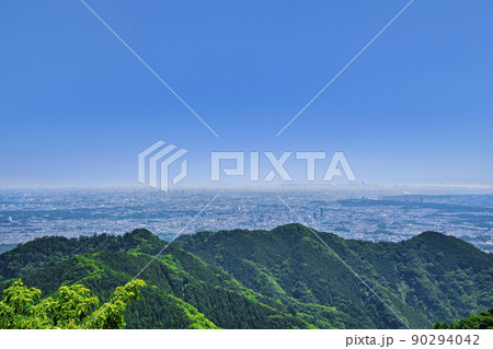 東京都　都立高尾陣場自然公園　景信山・山頂から都心方面の眺望 90294042