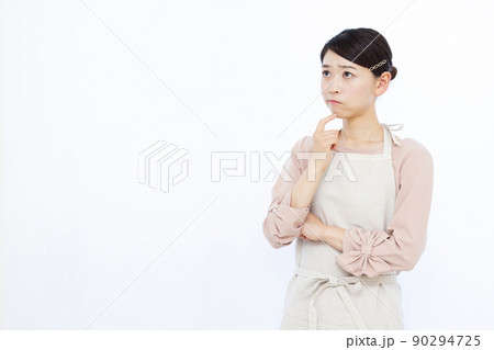 悩んでいる30代の主婦 90294725