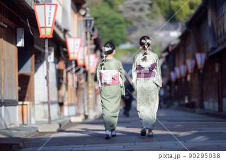 春のひがし茶屋街を散策する着物女子 春のひがし茶屋街を散策する着物女子 90295038