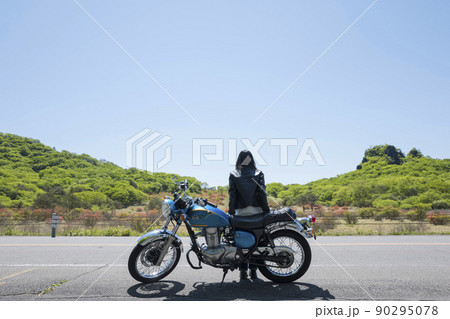 バイクを停めて景色を眺める若い女性 ツーリングイメージ バイクを停めて景色を眺める若い女性 ツーリングイメージ 90295078