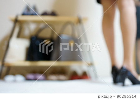 靴とバッグの棚で鏡を見る女性 コーディネートイメージ写真 靴とバッグの棚で鏡を見る女性 コーディネートイメージ写真 90295514