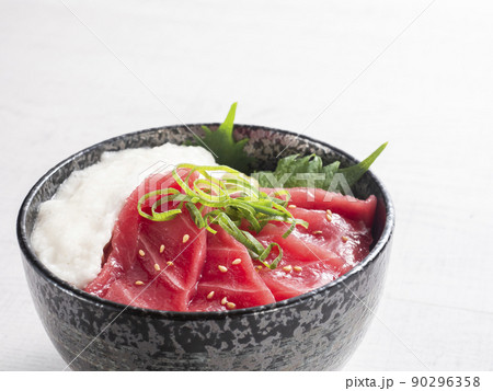 マグロ山かけ丼 90296358