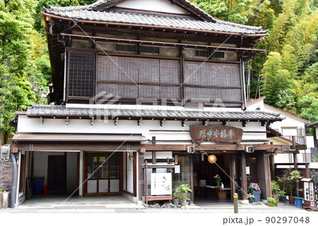 湯河原町　老舗和菓子店「小梅堂」と新緑 90297048