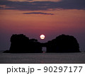 円月島の夕日 90297177