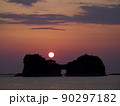 円月島の夕日 90297182