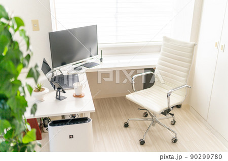 仕事部屋　フリーランス　開業　個人事業主　明るい　ホームオフィス　SOHO 90299780