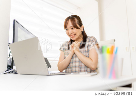 在宅ワークの若い女性エンジニア 喜ぶ 在宅ワークの若い女性エンジニア 喜ぶ 90299781