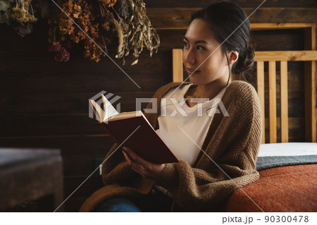 読書をする女性イメージ 読書をする女性イメージ 90300478