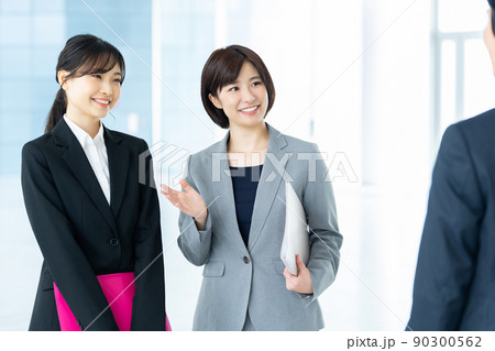 新入社員を紹介するビジネスマン　ビジネス　オフィス　仕事　会社　会社員　サラリーマン 90300562
