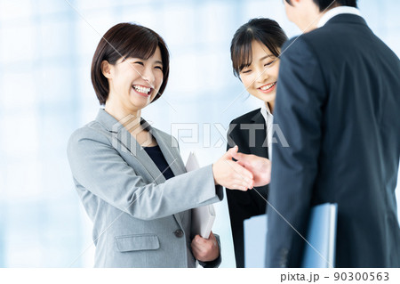 ビジネスマン　ビジネスイメージ　ビジネス　オフィス　仕事　会社　会社員　サラリーマン 90300563