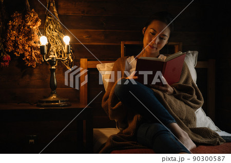 ベッドで読書をする女性　 90300587