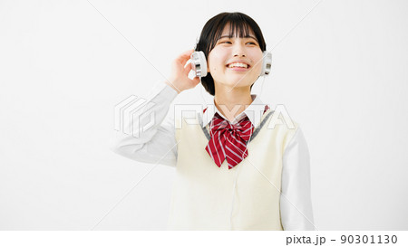 ヘッドフォンで音楽を聴く女子高校生 ヘッドフォンで音楽を聴く女子高校生 90301130