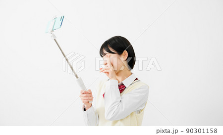 スマートフォンで自撮りをする女子高校生 90301158